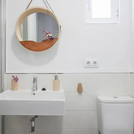 Spectacular Modern In The Center דירה *